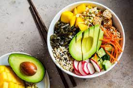 6-Poke bowl Riz vinaigré poulet caramélisé tomate cerise mangue avocat sauce teriyaki oignons frits sésame